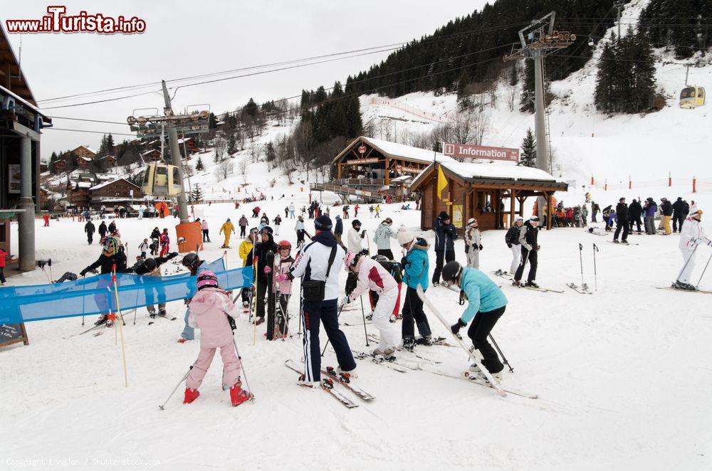 Immagine Turisti affollano le piste da sci durante la Coppa del Mondo a Meribel, Francia. Ospitata nel cuore delle 3 Vallées, uno dei comprensori sciistici più famosi al mondo, questo luogo ha tutto ciò che serve per accontentare gli appassionati di sci alpino - © LongJon / Shutterstock.com