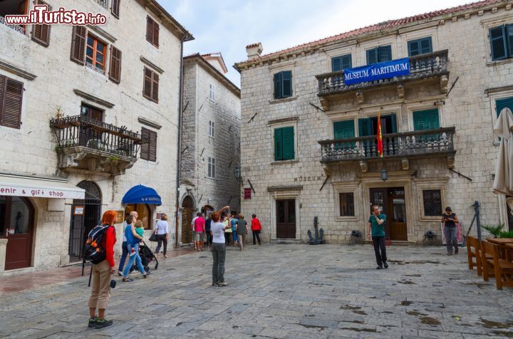 Immagine Turisti al Museo Marittimo nella città vecchia di Cattaro, Montenegro. Ospitato nel palazzo Gregurina, questo museo permette di ammirare da vicino modellini di navi e barche a vela oltre a importanti documenti e testimonianze delle vita marinara nelle Bocche di Cattaro. Dal balcone dell'edificio si può inoltre godere di un suggestivo panorama sul fiordo - © Katsiuba Volha / Shutterstock.com