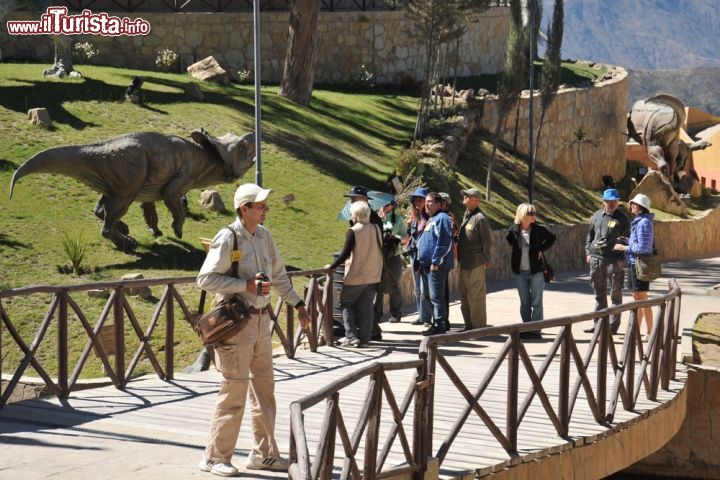 Immagine Turisti presso il Parque Cretácico, il parco tematico dedicato ai dinosauri che si trova a pochi km a nord della città di Sucre (Bolivia) - foto © Free Wind 2014 / Shutterstock