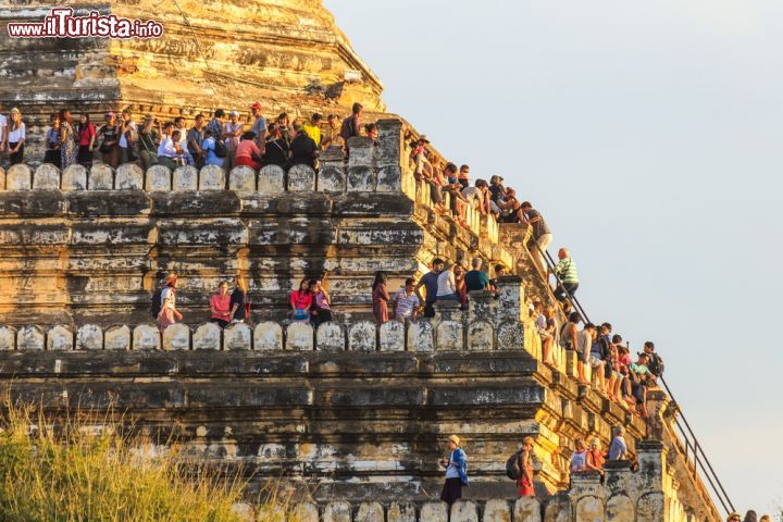 Immagine Turisti al tempio Shwesandaw a Bagan, Myanmar. Salendo una ripida scalinata si può giungere in cima a questo suggestivo tempio: dall'alto il panorama è davvero incantevole e spazia sui  templi di Old Bagan da un lato e su edifici religiosi più piccoli dall'altro - © witaya ratanasirikulchai / Shutterstock.com