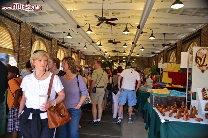 Immagine Turisti all'interno dell'Old Slave Market di Charleston (South Carolina), dove oggi si possono acquistare prodotti d'artigianato locale - foto © elvisvaughn / Shutterstock.com