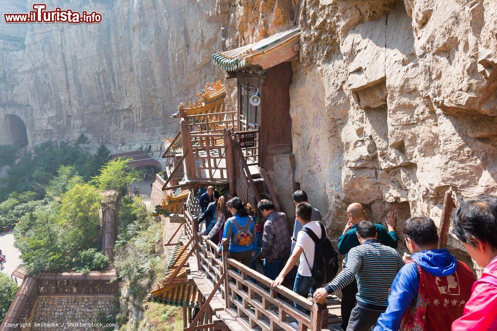 Immagine Turisti all'Hanging Temple (Xuankong Temple) a Datong, Cina. E' stato costruito su una rupe a 75 metri di altezza vicino al monte Heng - © beibaoke / Shutterstock.com