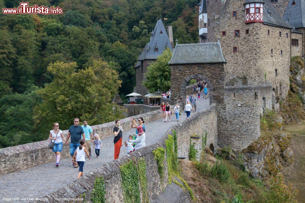 Immagine Turisti all'ingresso del castello di Eltz, Wierschem (Germania). E' la principale attrazione turistica del distretto di Mayen-Coblenza - © Juriaan Wossink / Shutterstock.com