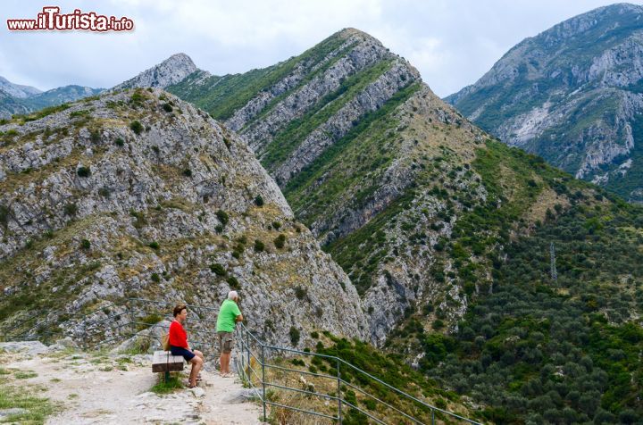 Immagine Turisti ammirano il panorama sulle montagne che circondano la città di Bar, Montenegro - © Katsiuba Volha / Shutterstock.com