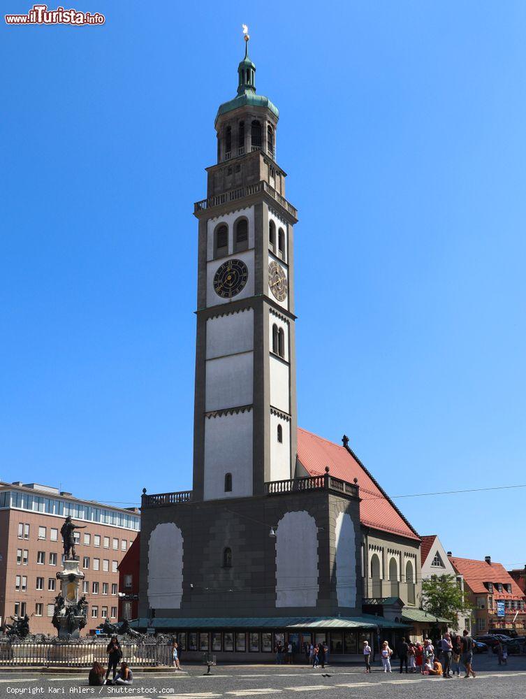 Immagine Turisti ammirano la torre dell'orologio e la fontana nel centro storico di Augusta, Germania - © Kari Ahlers / Shutterstock.com