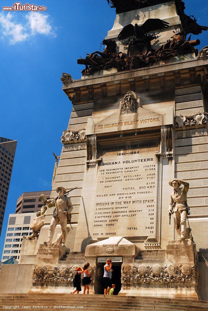 Immagine Turisti attorno al Soldiers and Sailors Monument nella città di Indianapolis, Indiana - © James Kirkikis / Shutterstock.com