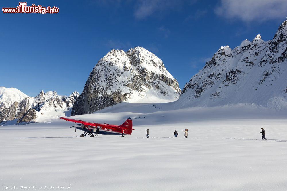 Immagine Turisti camminano nella neve profonda dopo l'atterraggio sul ghiacciaio Pika vicino al monte McKinley, Alaska - © Claude Huot / Shutterstock.com