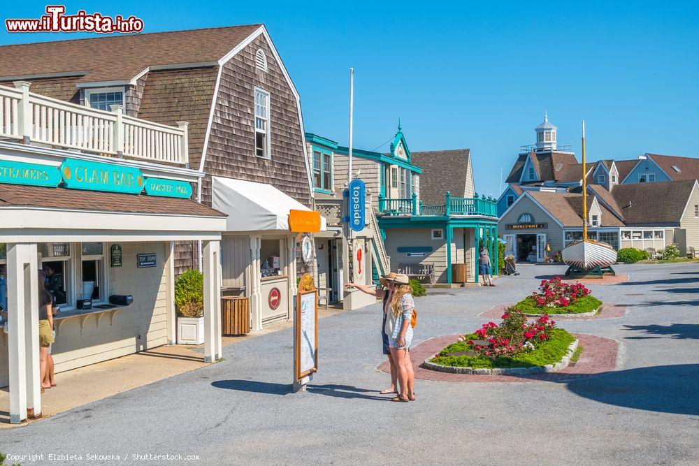 Immagine Turisti davanti a un ristorante nel centro de villaggio di Montauk, Long Island, New York - © Elzbieta Sekowska / Shutterstock.com