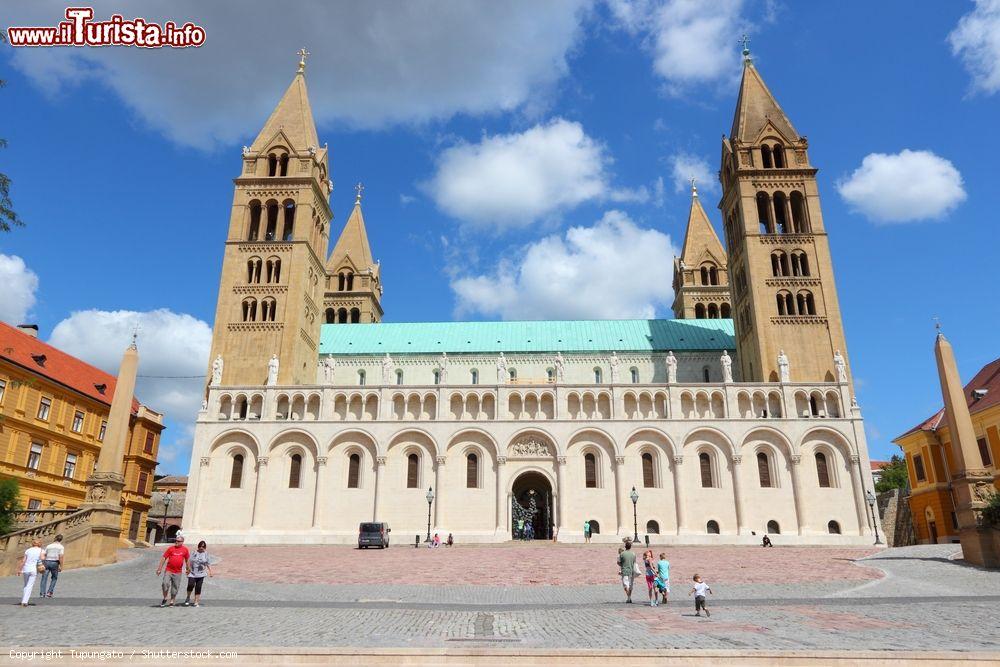 Immagine Turisti davanti alla cattedrale di Pécs, Ungheria. Dedicata ai santi Pietro e Paolo, risale al IV° secolo. L'aspetto neo-romanico di oggi è frutto di interventi di ricostruzione avvenuti fra il 1882 e il 1891 - © Tupungato / Shutterstock.com