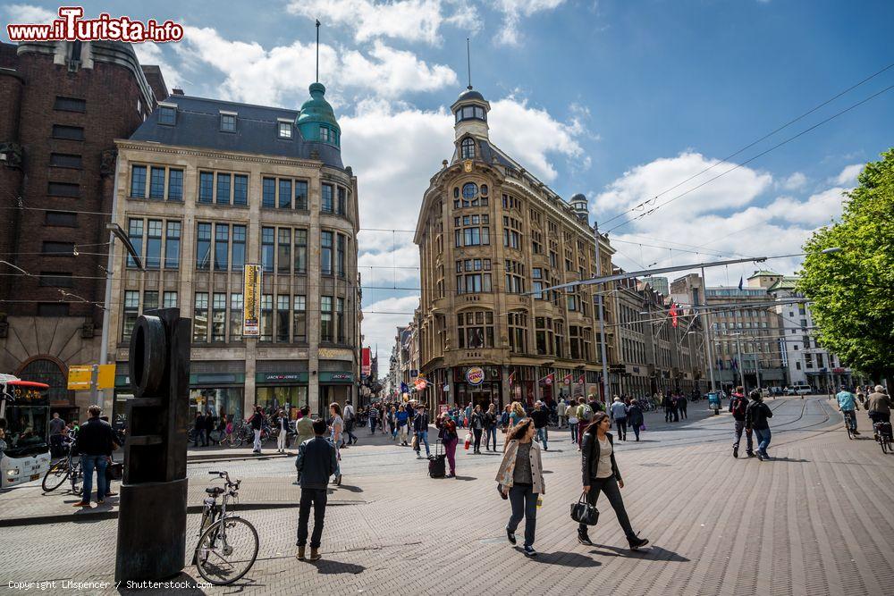 Immagine Turisti e abitanti passeggiano nel centro di Den Haag, Olanda, in una giornata primaverile - © LMspencer / Shutterstock.com