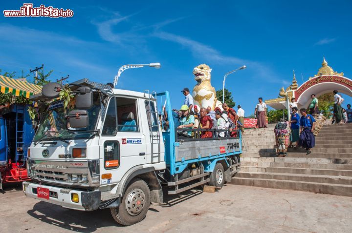 Immagine Turisti e birmani sui camionicini 4 ruote motrici dalla pagoda Kyaikhtiyo al campo base di Kinpun, stato Mon, Myanmar - © SIHASAKPRACHUM / Shutterstock.com