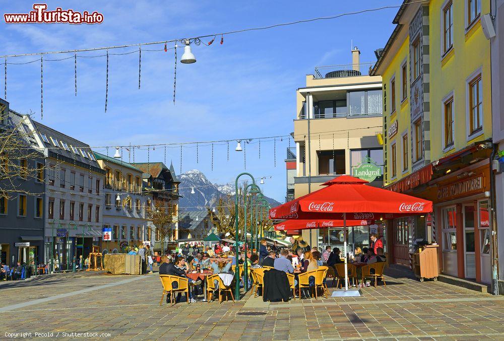 Immagine Turisti e residenti nel centro storico di Schladming, Austria. La città si trova nell'alta valle dell'Enns, nella Stiria Superiore - © Pecold / Shutterstock.com