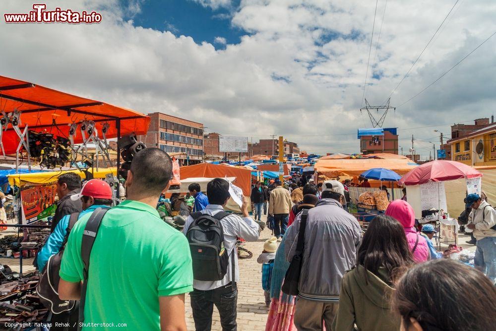 Immagine Turisti fre le bancarelle di un tipico mercato a El Alto, Bolivia - © Matyas Rehak / Shutterstock.com