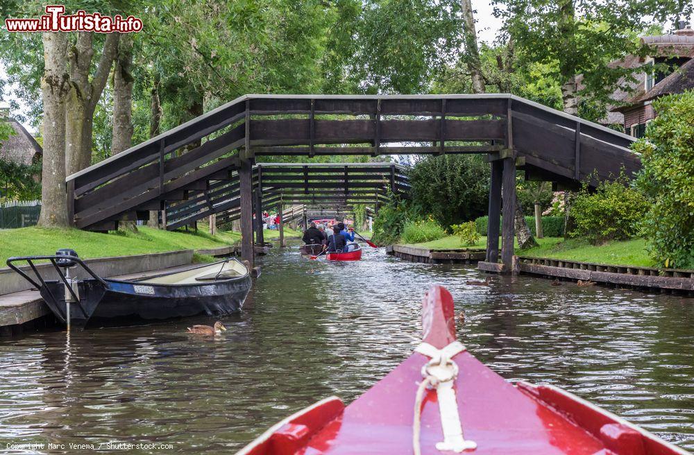 Immagine Turisti in barca sul canale di Giethoorn, Paesi Bassi. Per spostarsi in questa bella cittadina si può scegliere un'imbarcazione oppure la bicicletta - © Marc Venema / Shutterstock.com