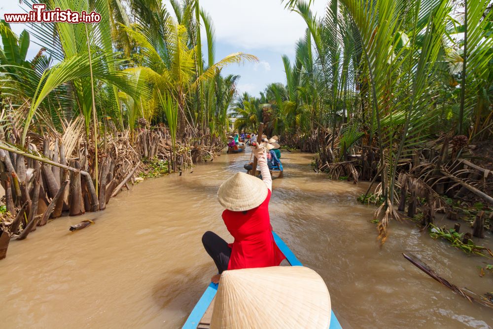 Immagine Turisti in navigazione sul Delta del Mekong, il grande fiume che sfocia a sud di Ho Chi Minh City, l'ex Saigon, in Vietnam.