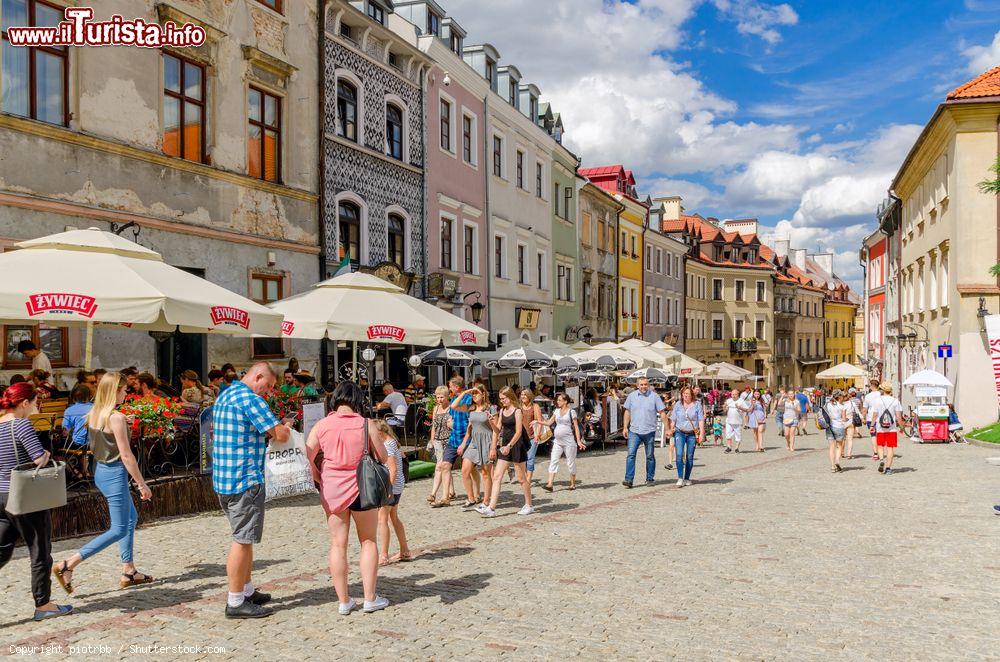 Immagine Turisti in Piazza del Mercato nella città vecchia di Lublino in un caldo week end estivo, Polonia - © piotrbb / Shutterstock.com