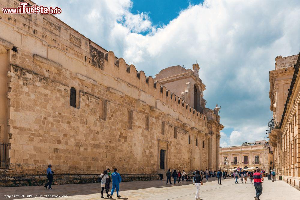 Immagine Turisti in Piazza Duomo a Siracusa, Sicilia. Qui si affacciano il duomo dedicato alla Natività di Maria, il Palazzo Senatorio (oggi sede del Comune), il palazzo vescovile, il monastero e la chiesa di Santa Lucia oltre ad alcune eleganti residenze private - © PlusONE / Shutterstock.com