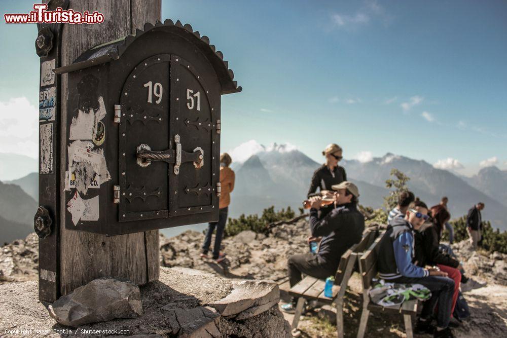 Immagine Turisti in relax al Kehlsteinhaus (Nido d'Aquila) a Berchtesgaden, Germania. Siamo nell'estrema Baviera sudorientale - © Naeem Tootla / Shutterstock.com