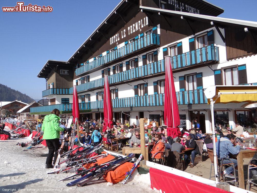 Immagine Turisti in relax in un ristorante di Les Gets durante le vacanze scolastiche invernali, Francia - © steve estvanik / Shutterstock.com