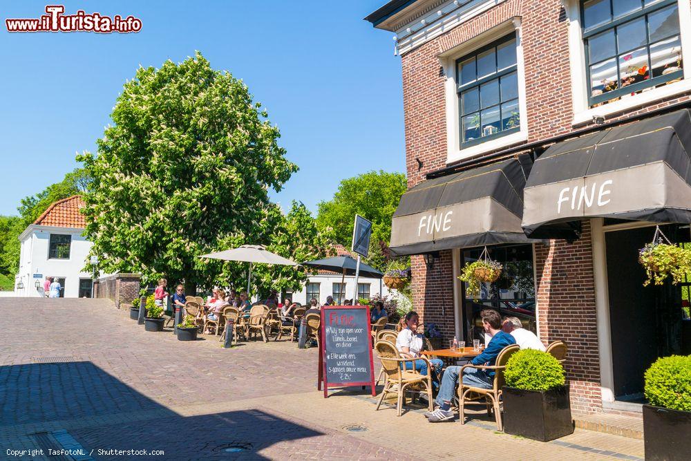 Immagine Turisti in relax nel dehors di un bar nella città vecchia di Naarden, Paesi Bassi. Questa graziosa località di 17 mila abitanti è situata nel Comune di Gooise Meren, nell'Olanda settentrionale - © TasfotoNL / Shutterstock.com