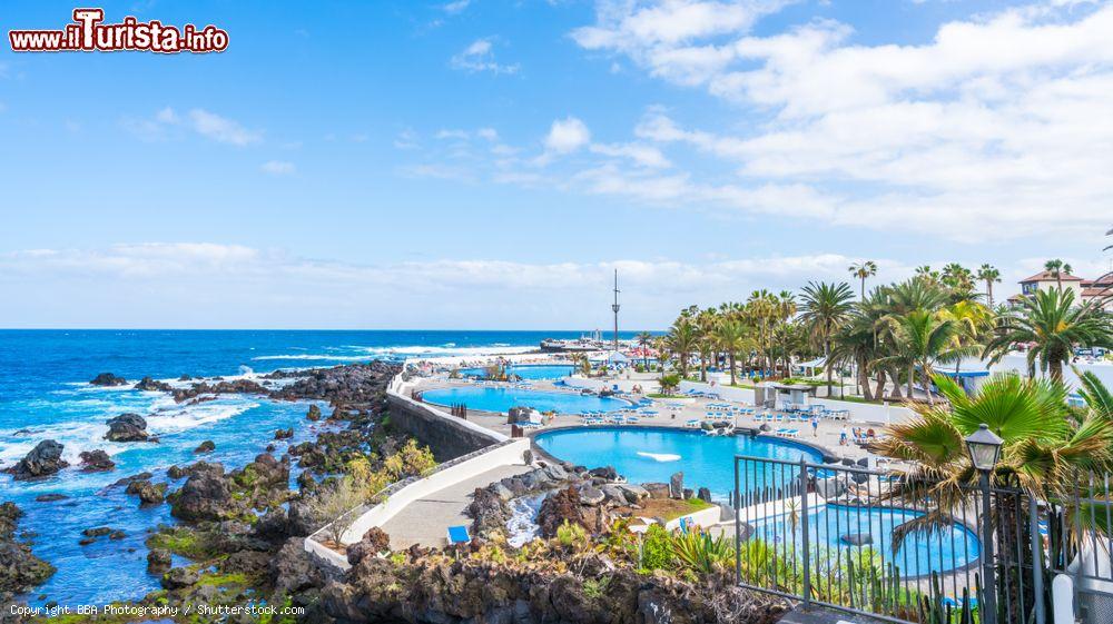 Immagine Turisti in relax nelle piscine del Lago Martianez a Puerto de la Cruz, Tenerife, Spagna - © BBA Photography / Shutterstock.com