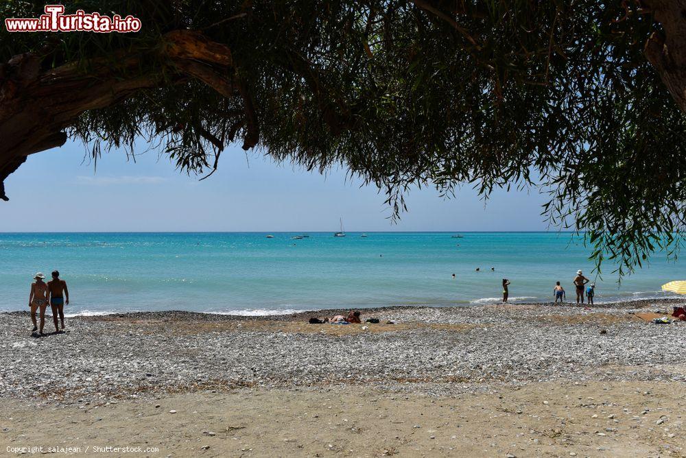 Immagine Turisti in relax prendono il sole e nuotano nella baia di Pissouri, isola di Cipro - © salajean / Shutterstock.com