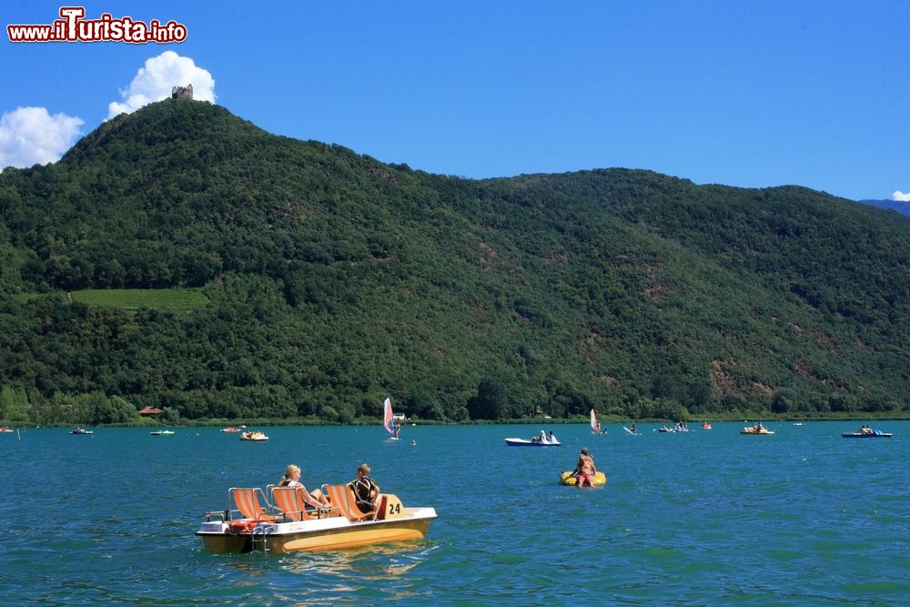 Immagine Turisti in relax sul lago di Caldaro, Trentino Alto Adige.