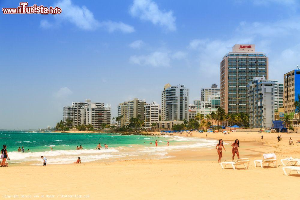 Immagine Turisti in relax sulla celebre Condado Beach a San Juan, Porto Rico, in una giornata estiva - © Dennis van de Water / Shutterstock.com
