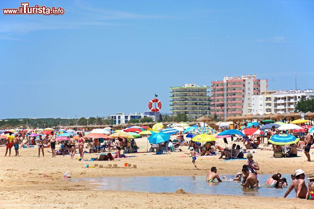 Immagine Turisti in relax sulla spiaggia a Praia da Monte Gordo, Vila Real de Santo Antonio (Portogallo) - © Caron Badkin / Shutterstock.com