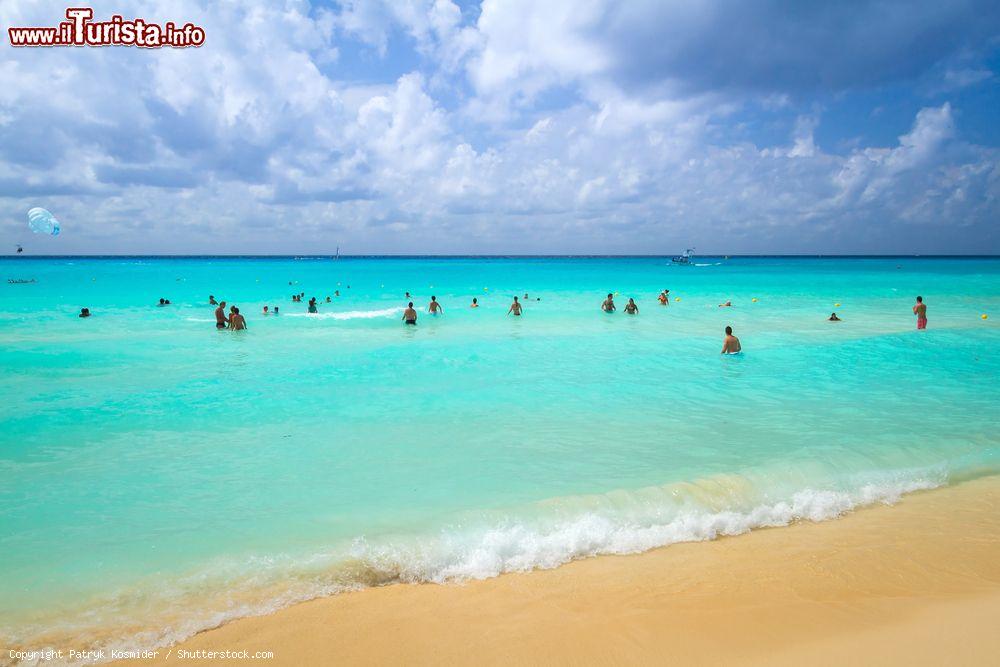 Immagine Turisti in relax sulla spiaggia di Playacar, Messico. E' una frequentata destinazione turistica con belle spiagge, vero paradiso caraibico sulla costa messicana - © Patryk Kosmider / Shutterstock.com