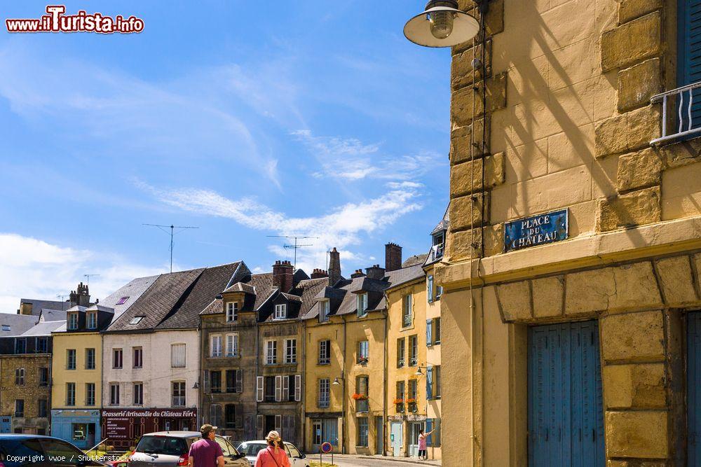 Immagine Turisti in Rue du Chateau nei pressi del castello di Sedan, Francia, in una giornata estiva - © vvoe / Shutterstock.com
