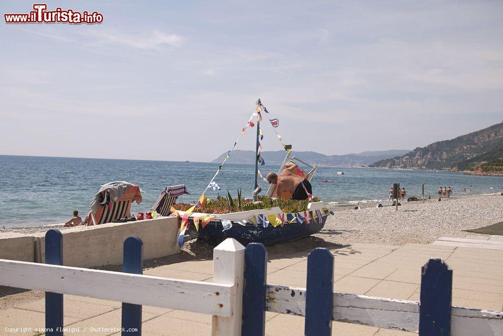 Immagine Turisti in spiaggia a Albenga, Liguria. Questa bella località ligure si trova nella Riviera di Ponente - © simona flamigni / Shutterstock.com