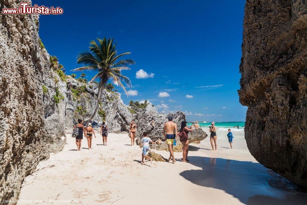 Immagine Turisti in spiaggia a Tulum vicino alle rovine dell'antica città maya, Messico. Siamo sulla costa caraibica della penisola messicana dello Yucatan - © Matyas Rehak / Shutterstock.com