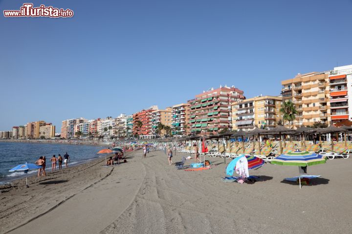 Immagine Turisti in spiaggia nella città mediterranea di Fuengirola, Spagna - © Philip Lange / Shutterstock.com