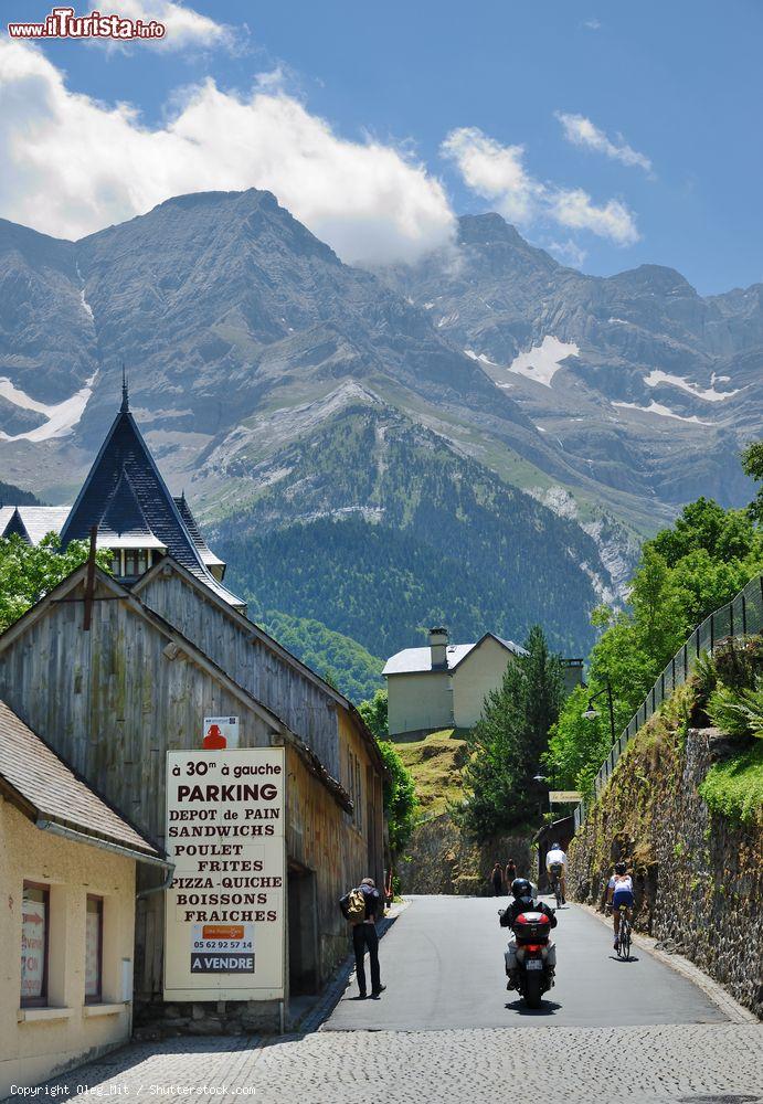 Immagine Turisti in una stradina del villaggio di Gavarnie situato ai piedi dell'omonimo circo naturale nei Pirenei, Francia - © Oleg_Mit / Shutterstock.com
