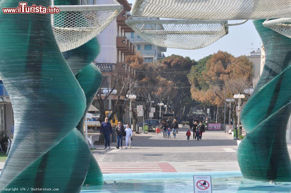 Immagine Turisti in visita a Riccione, Emilia Romagna. Terme, sagre, locali notturni e shopping: oltre al mare e alla spiaggia, Riccione offre divertimenti per tutti i gusti in ogni stagione - © s74 / Shutterstock.com