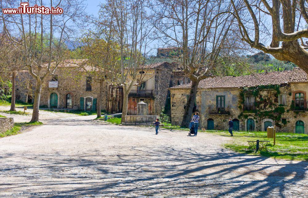 Immagine Turisti in visita a Roscigno Vecchia,  nel Cilento (Campania) - © Gimas / Shutterstock.com