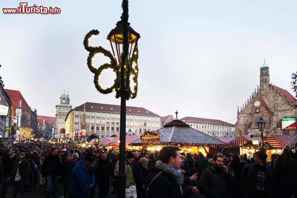 Immagine Turisti in visita ai mercatini di Natale a Norimberga, Baviera, Germania.