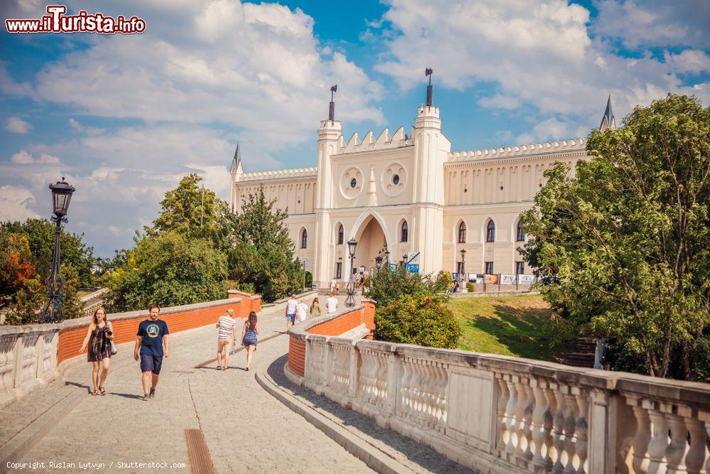 Immagine Turisti in visita al castello di Lublino, Polonia. Costruito in stile neogotico nel 1828 sulle rovine di una residenza reale, il castello è stato sino al 1954 una prigione. Oggi le mura della fortezza ospitano il museo cittadino - © Ruslan Lytvyn / Shutterstock.com