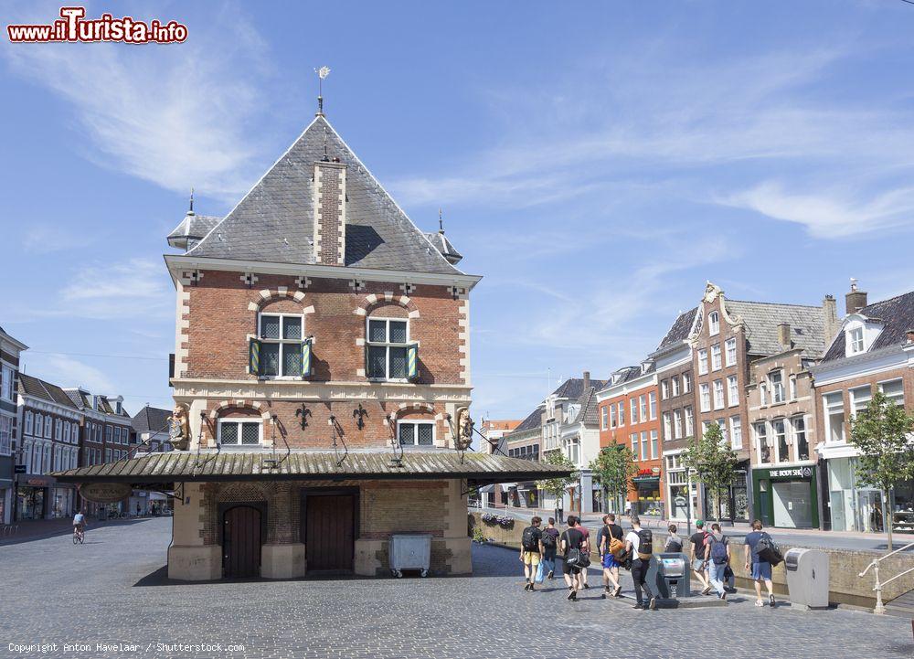 Immagine Turisti in visita al centro storico di Leeuwarden, Paesi Bassi. In primo piano, l'edificio della Waag, la vecchia pesa pubblica utilizzata fra il Cinquecento e l'Ottocento per pesare il burro e altri generi alimentari - © Anton Havelaar / Shutterstock.com