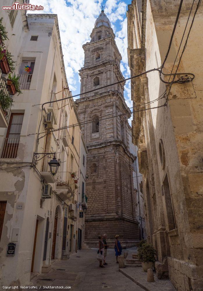 Immagine Turisti in visita al centro storico di Monopoli, Puglia, e alle sue bellezze architettoniche - © ValerioMei / Shutterstock.com