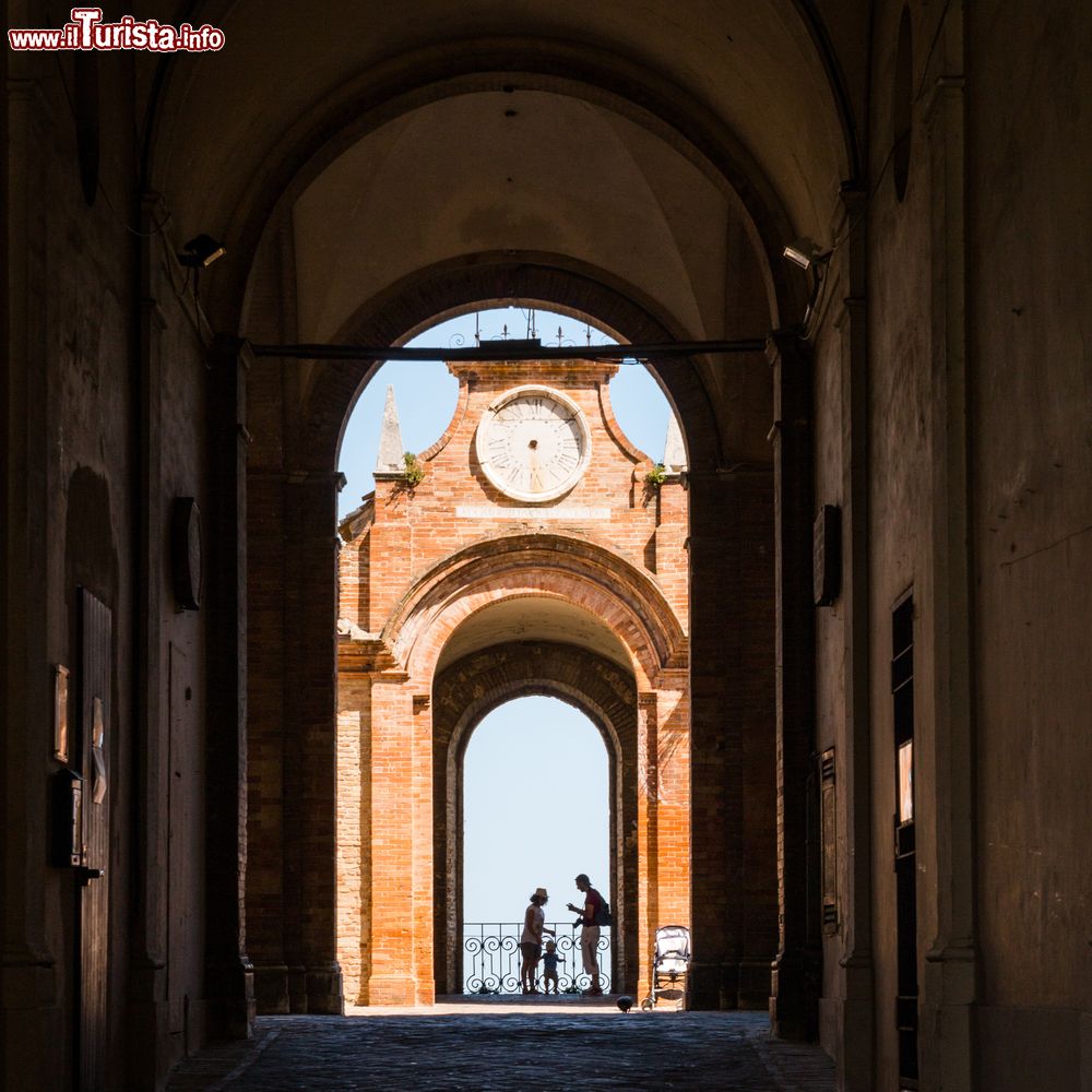 Immagine Turisti in visita al centro storico di Recanati, Marche. Questa località è considerata una tipica "città balcone" per via dell'ampio e suggestivo panorama che si può ammirare: le sue varie borgate sono infatti disseminate in gran numero fra valli e colline.