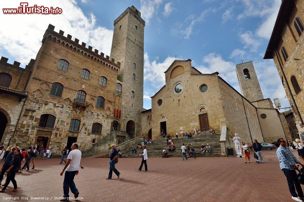 Immagine Turisti in visita al centro storico di San Gimignano, Siena, Toscana. Sono milioni le persone che ogni anno, in qualsiasi stagione, visitano questa bella città medievale alle porte di Siena - © Oleg Znamenskiy / Shutterstock.com