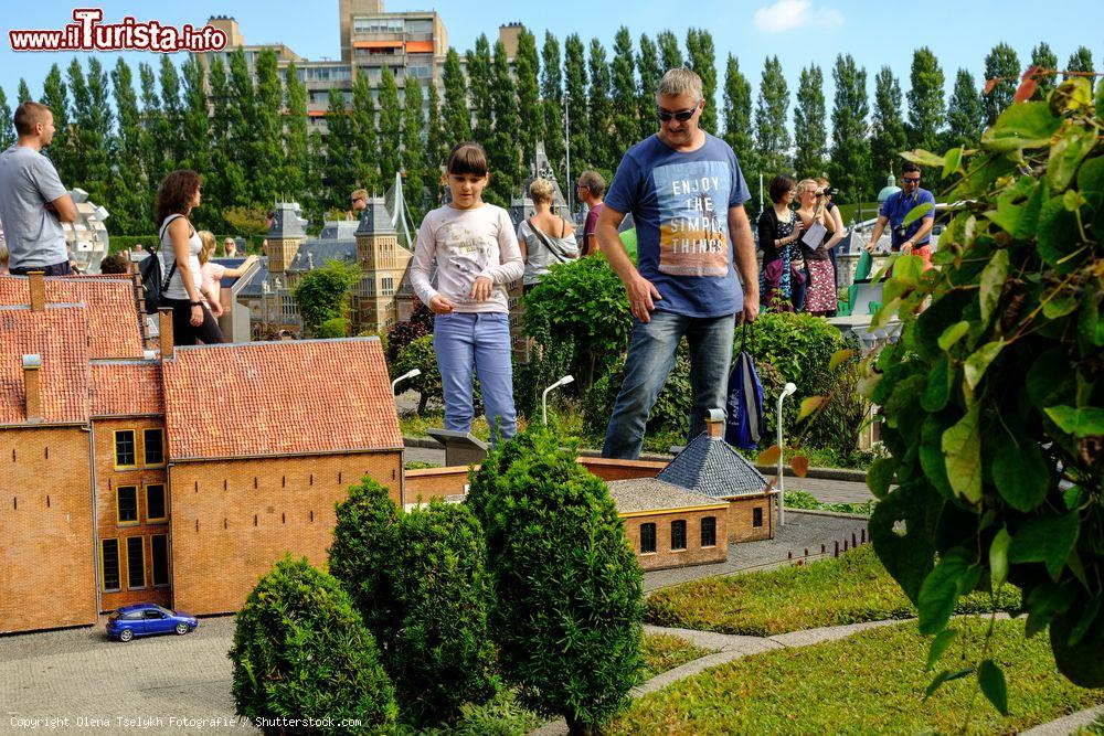 Immagine Turisti in visita al parco Madurodam a L'Aia, Olanda. In questa immagine, il Palazzo Municipale della città di Gouda - © Olena Tselykh Fotografie / Shutterstock.com