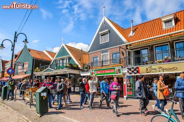 Immagine Turisti a Volendam, Olanda - E' una delle località più visitate di tutta l'Olanda. I turisti che si recano in questo angolo di Olanda per visitare l'antica atmosfera da borgo costiero di Volendam sono sempre più numerosi © Anton_Ivanov / Shutterstock.com