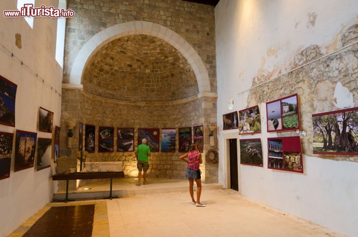 Immagine Turisti in visita nella restaurata chiesa di Santa Veneranda a Bar, Montenegro. Questo edificio del XIV° secolo ospita esposizioni e mostre culturali - © Katsiuba Volha / Shutterstock.com