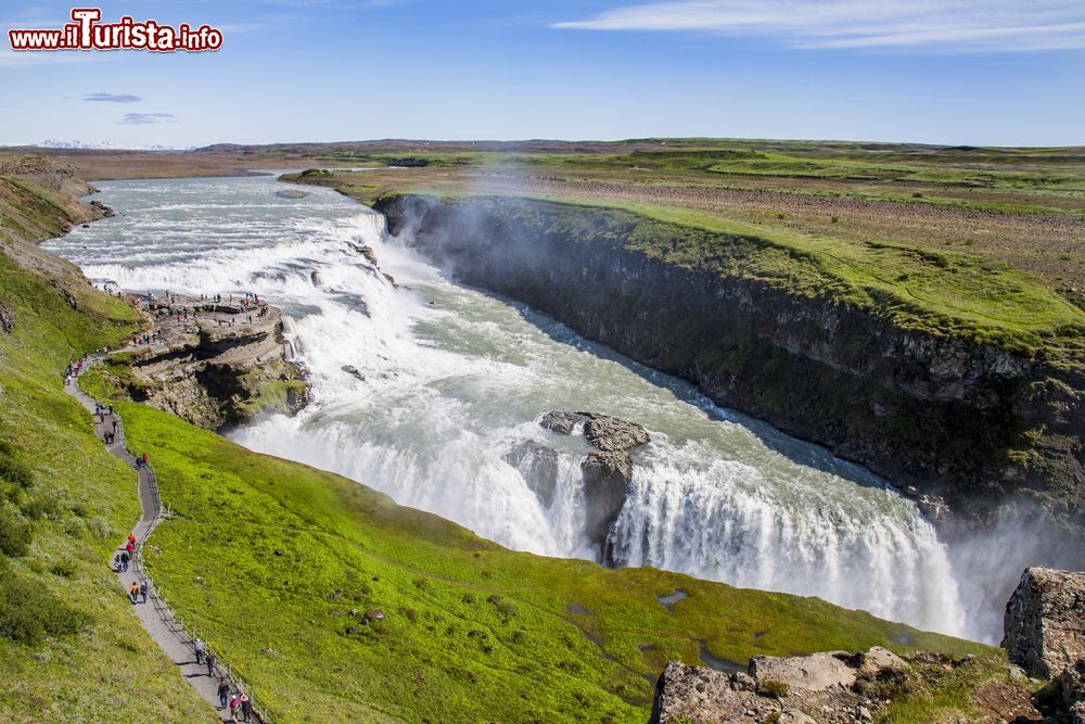 Immagine Turisti lungo il sentiero che costeggia la Cascata Gullfoss in Islanda