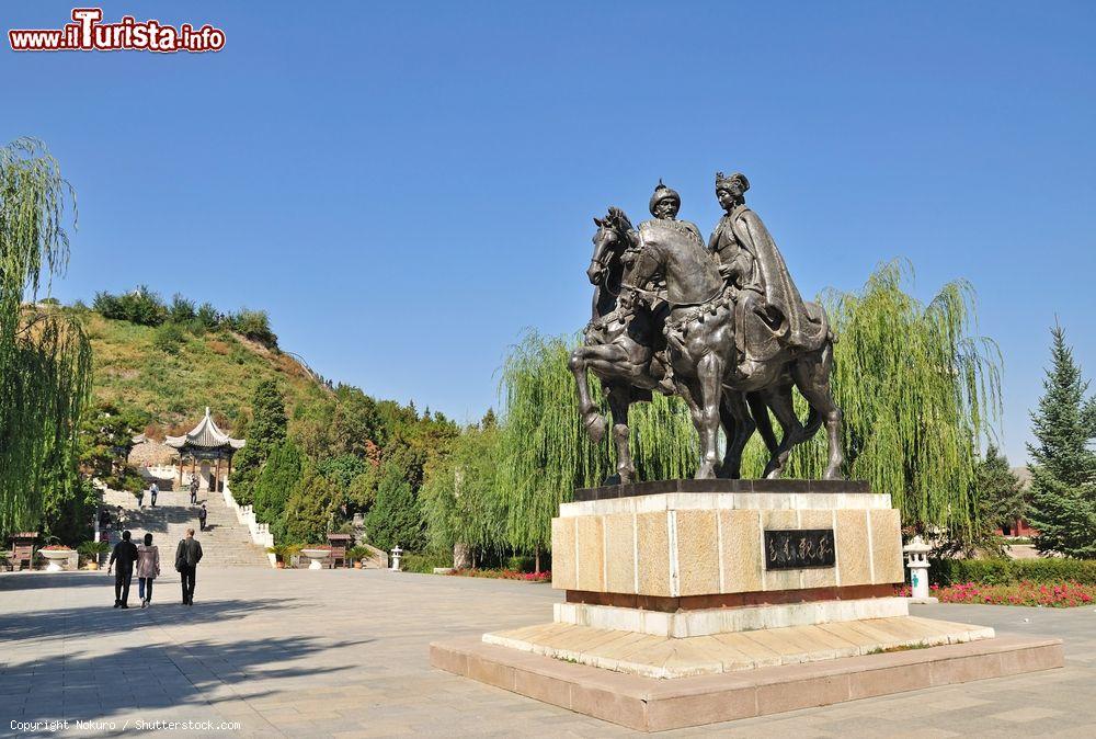 Immagine Turisti nei pressi delle statue di bronzo alle tombe di Wang Zhaojun a Huhanye a Hohhot, Cina - © Nokuro / Shutterstock.com