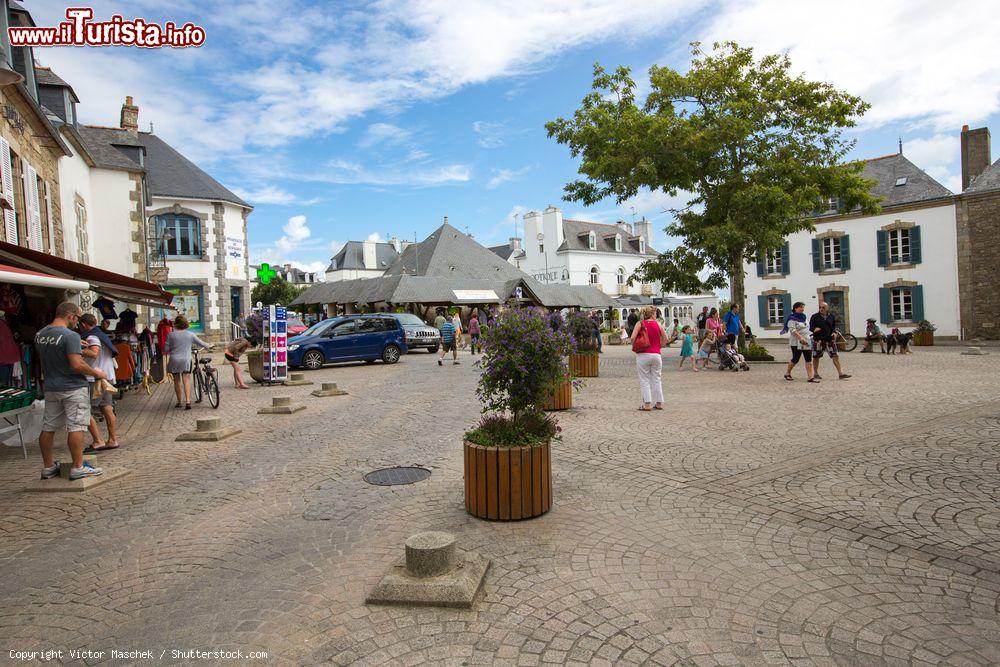 Immagine Turisti nel centro bretone di Carnac, Francia. Il borgo antico di questa cittadina è un luogo di incontri per eccellenza anche durante i giorni di mercato - © Victor Maschek / Shutterstock.com