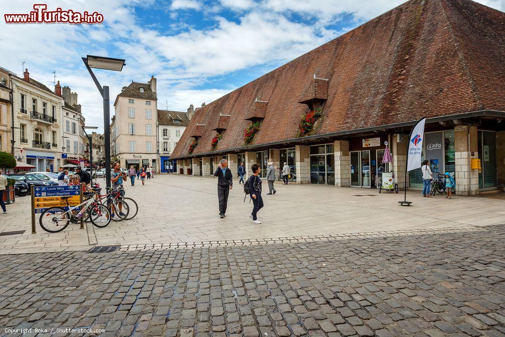 Immagine Turisti nel centro della città di Beaune, Francia, nei pressi del celebre edificio Hotel Dieu - © Roka / Shutterstock.com